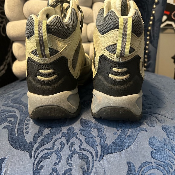 LL Bean women's hiking boots tan gray Dri-Lex size 6.5 medium - Picture 3 of 6